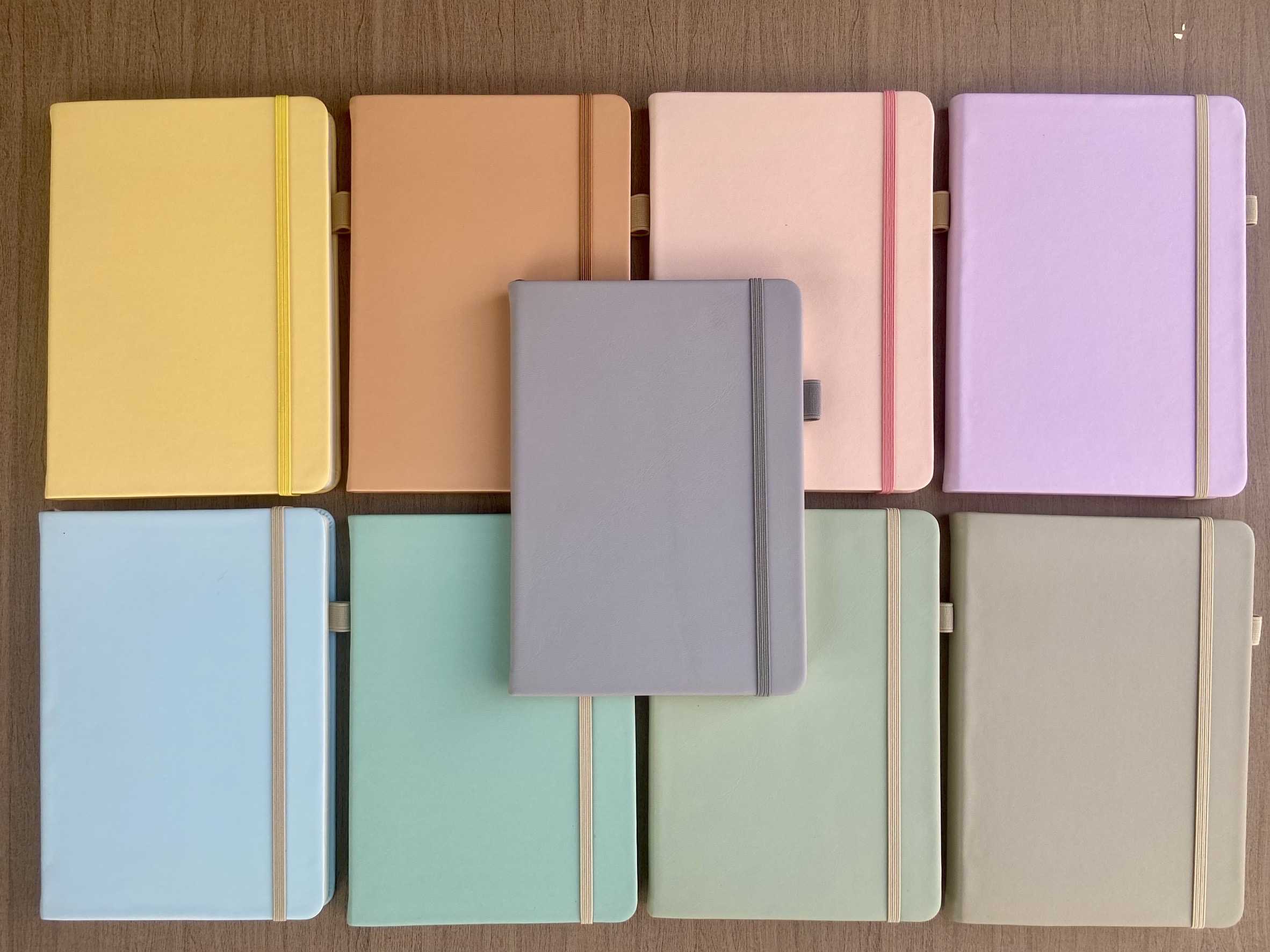 สมุดโน๊ตปะปก สี Pastel สีที่นุ่มนวล อ่อนโยน ละมุน” สีพาสเทล คือ โทนสีที่มีสีขาวเป็นส่วนผสม เพื่อลดความเข้มของสีหลัก ทำให้ดูนุ่มนวลขึ้น สร้างความรู้สึกสบายตา อ่อนโยน และผ่อนคลาย